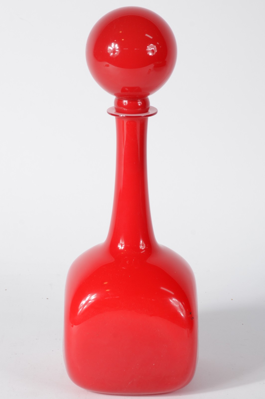 Garrafa de vidro vermelho, anos 1960. - foto 1 de 6