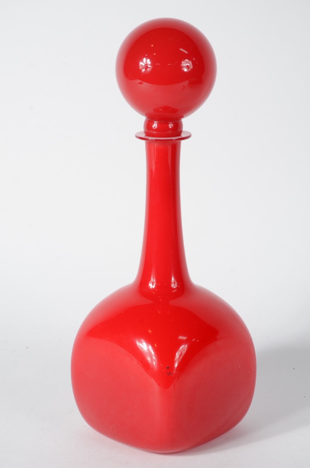 Garrafa de vidro vermelho, anos 1960. - foto 2 de 6