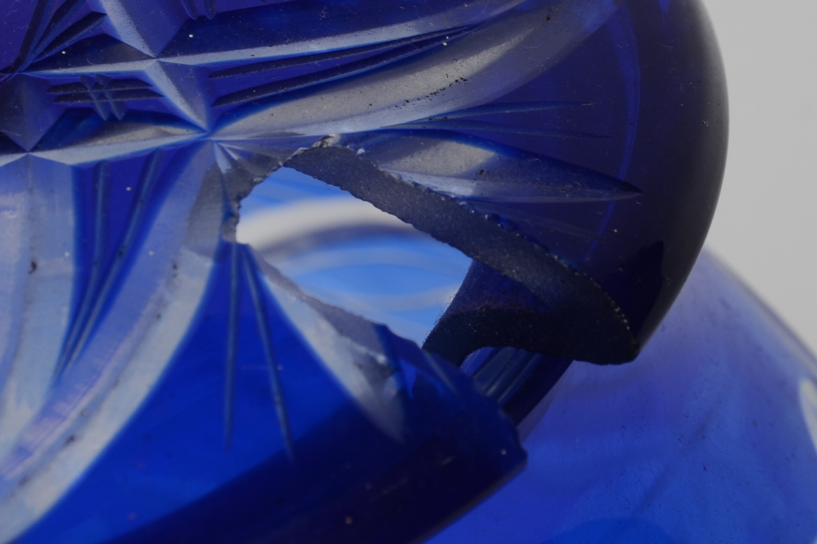 Poncheira de cristal doublé azul lapidada com 10 canecas - foto 4 de 8