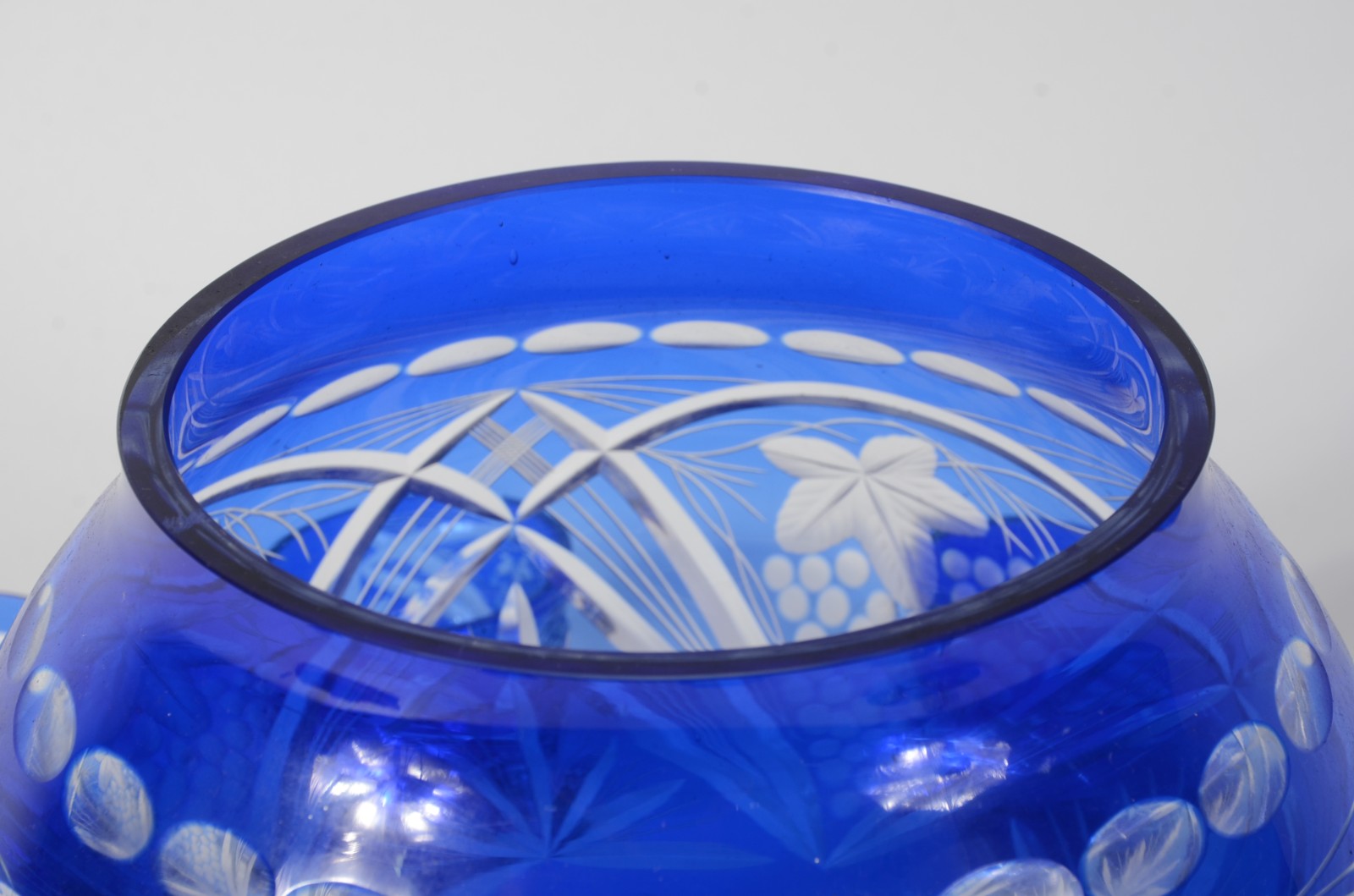 Poncheira de cristal doublé azul lapidada com 10 canecas - foto 5 de 8