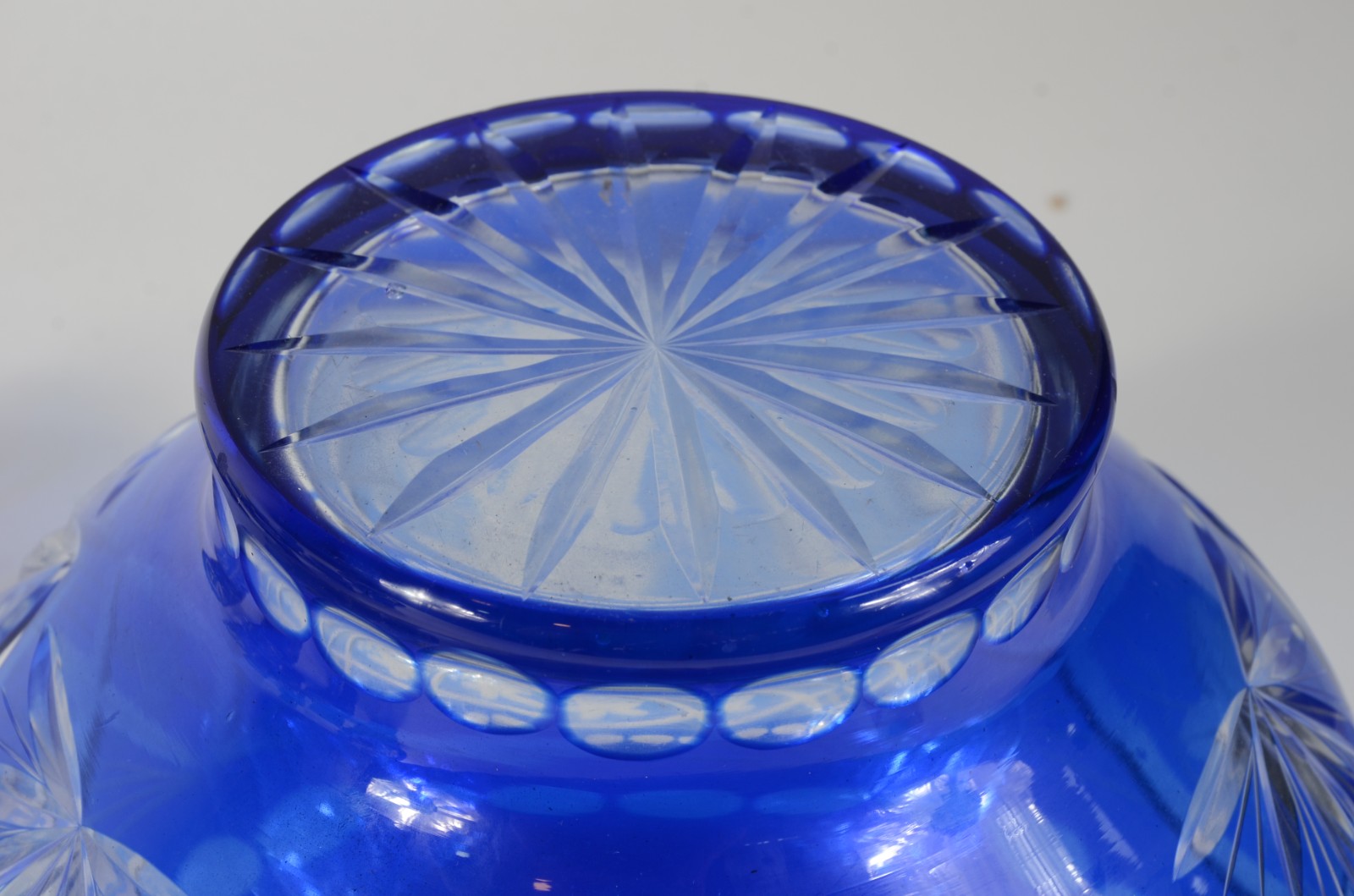 Poncheira de cristal doublé azul lapidada com 10 canecas - foto 6 de 8