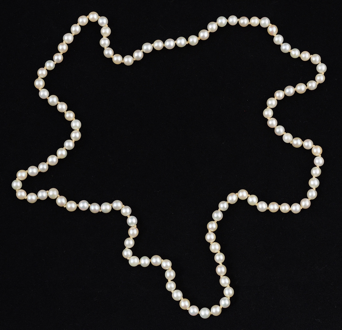 Colar de pérolas de uma volta. Peso total 39 g - Comprimento 74 cm.