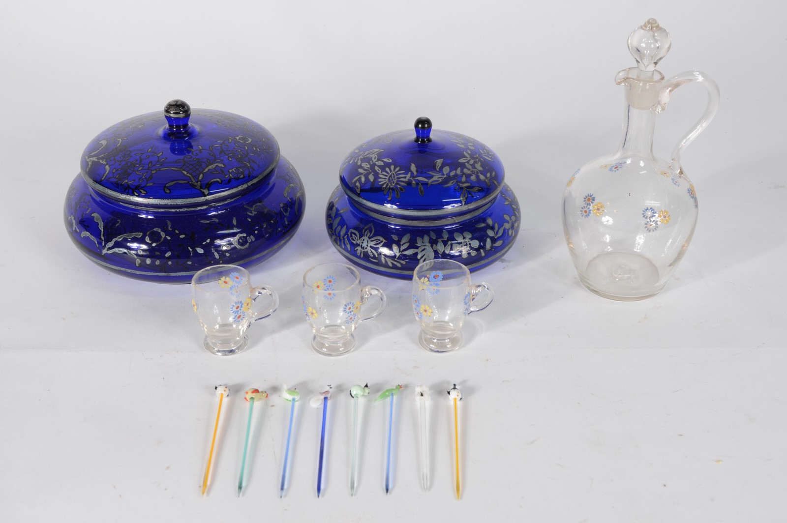 Diversas peças, sendo: licoreira com 3 pequenas canecas de vidro com... - foto 1 de 10