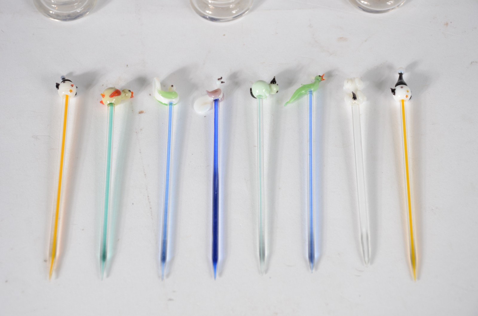 Diversas peças, sendo: licoreira com 3 pequenas canecas de vidro com... - foto 4 de 10