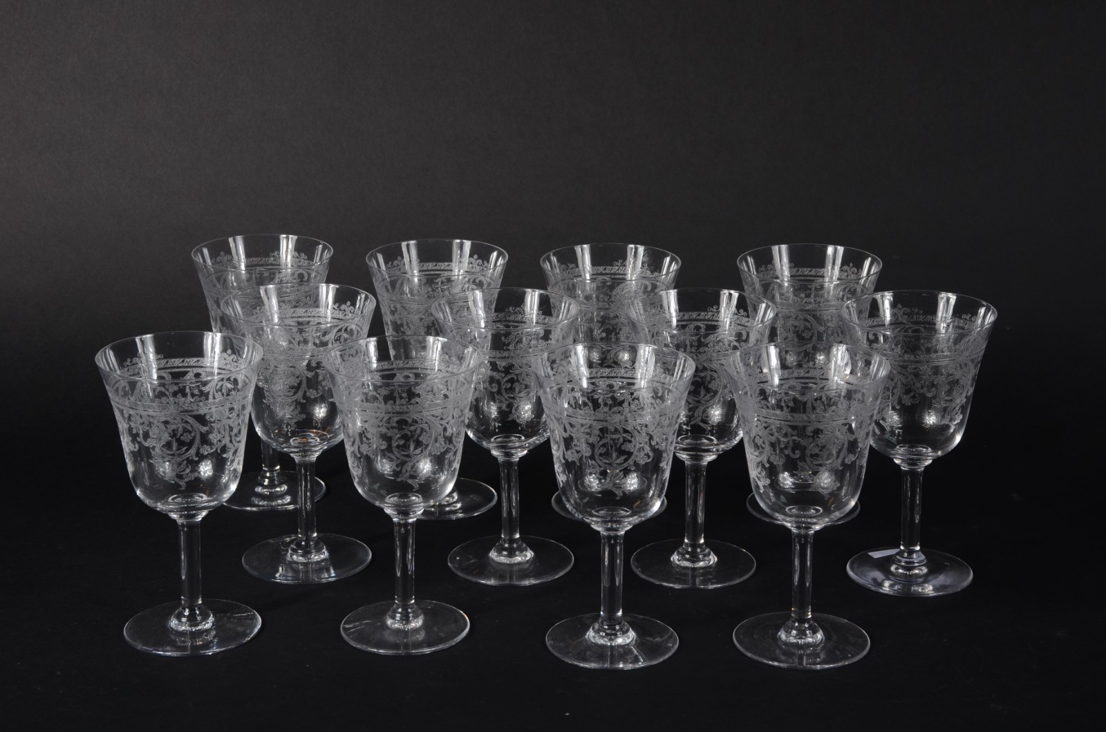 Conjunto com 12 taças para vinho de cristal europeu lapidado - foto 1 de 3