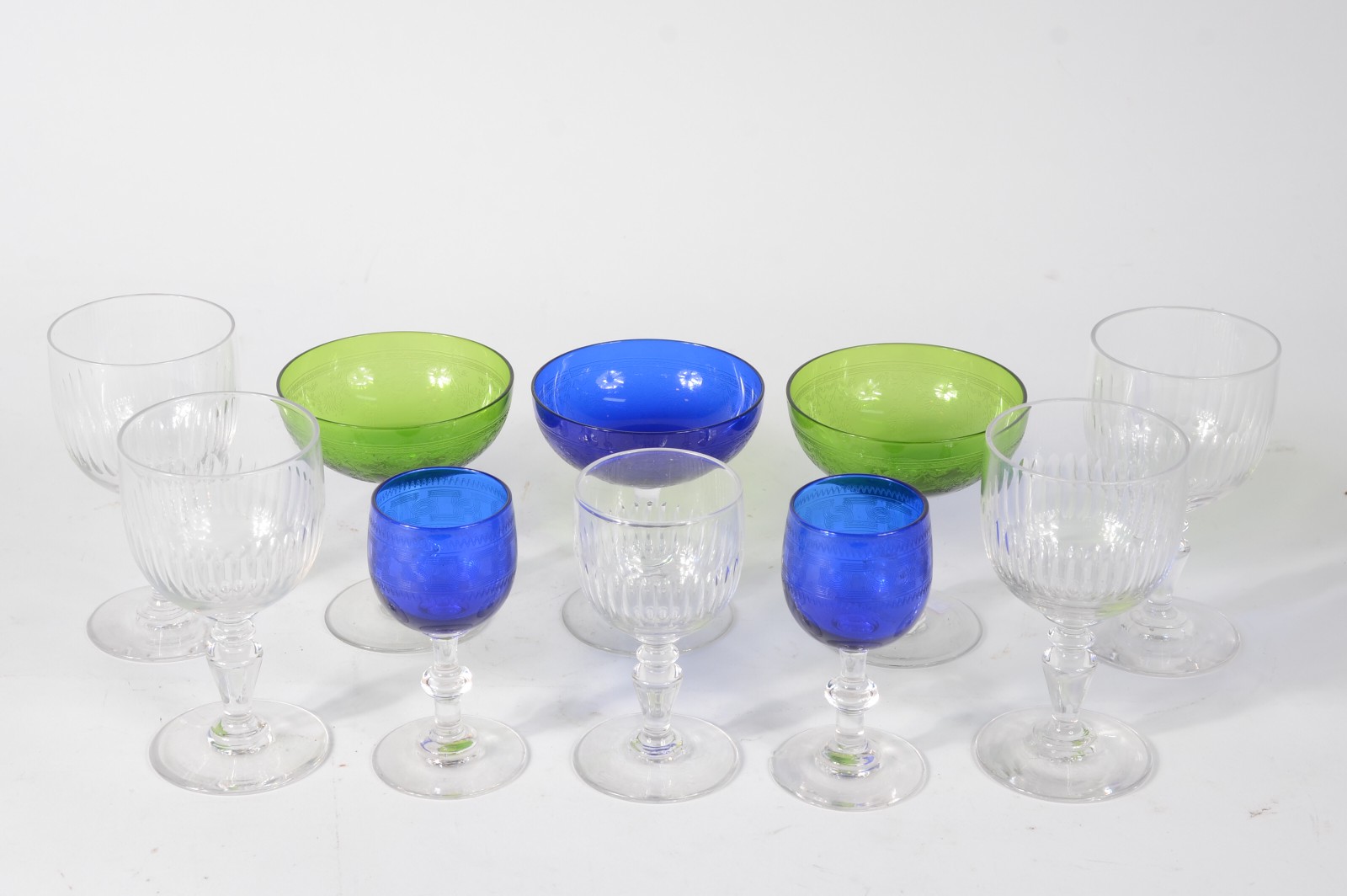 Diversas peças, sendo: 5 copos coloridos de cristal em diversos... - foto 1 de 6