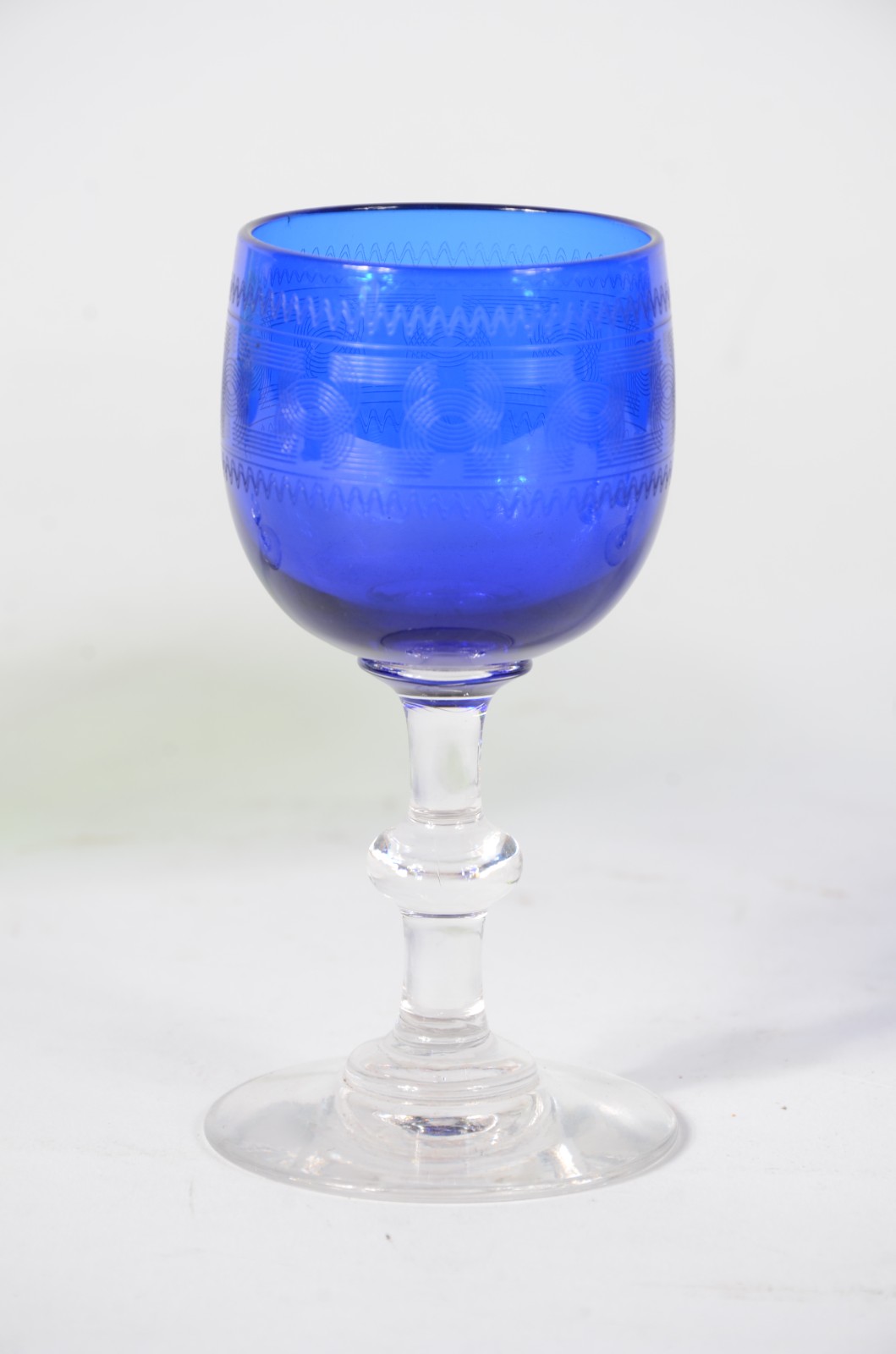 Diversas peças, sendo: 5 copos coloridos de cristal em diversos... - foto 5 de 6