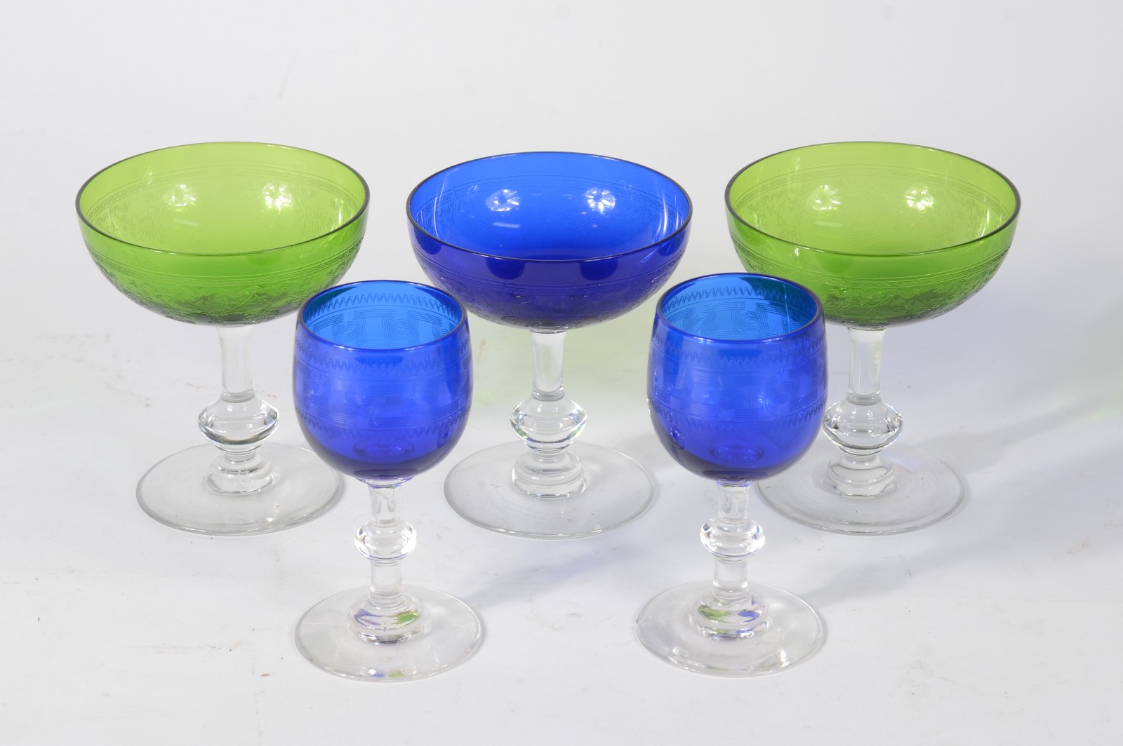 Diversas peças, sendo: 5 copos coloridos de cristal em diversos... - foto 2 de 6