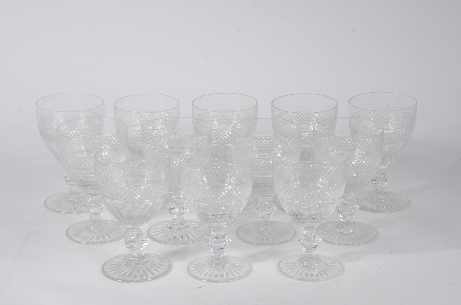 Conjunto com doze taças para vinho em cristal europeu lapidado. - foto 1 de 3