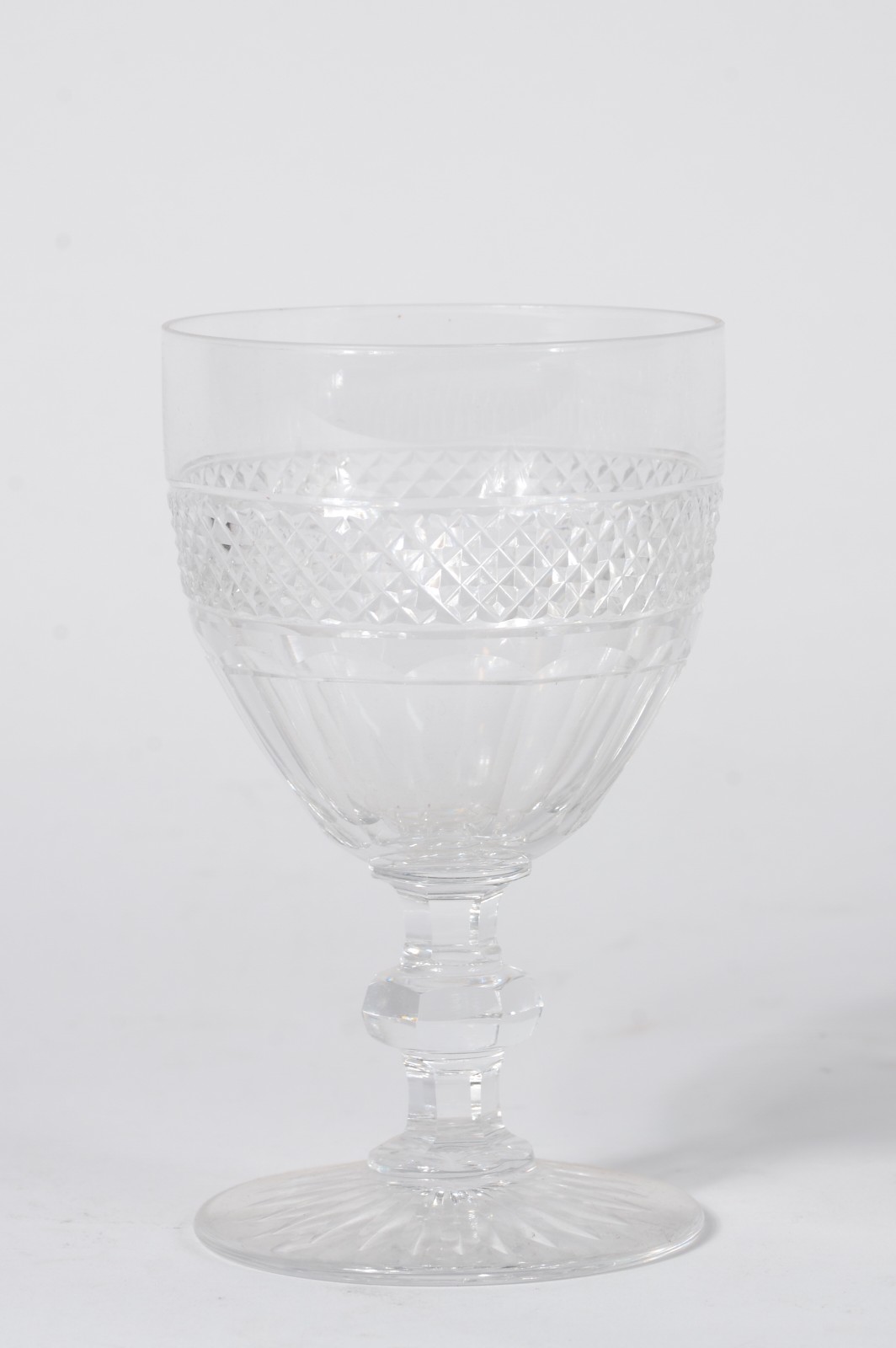 Conjunto com doze taças para vinho em cristal europeu lapidado. - foto 2 de 3