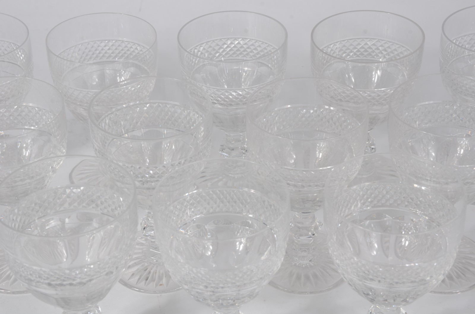 Conjunto com doze taças para vinho em cristal europeu lapidado. - foto 3 de 3