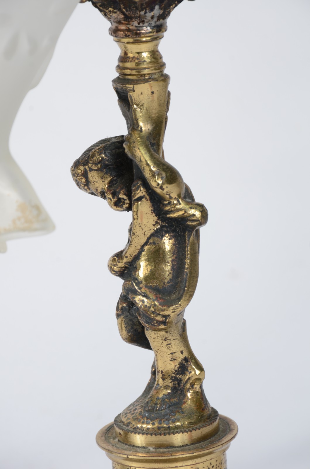 Par de abatjoures de metal dourado, bases com figuras de "puccis"... - foto 6 de 7