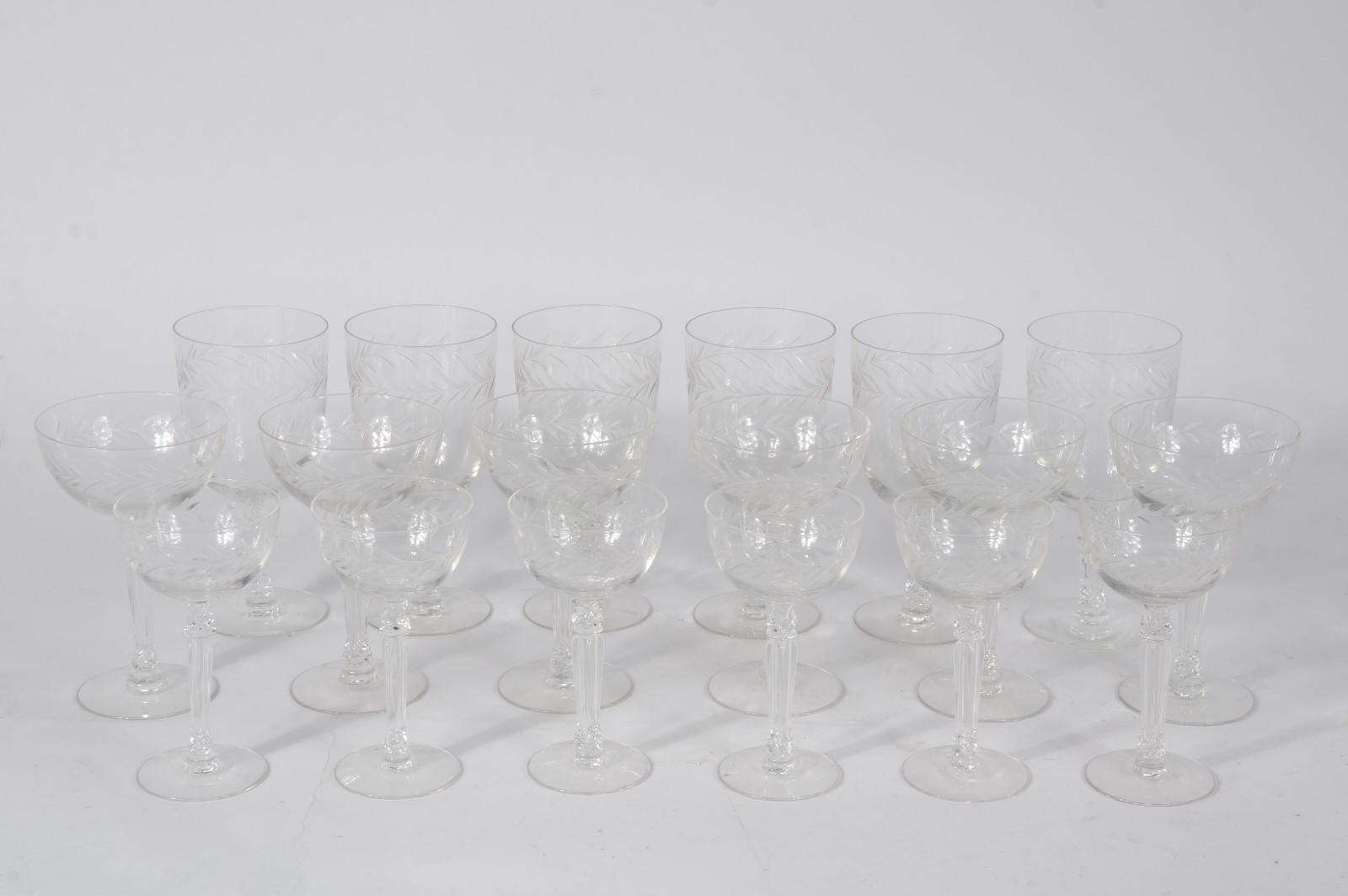 Serviço de cristal lapidado composto de: 6 taças para champagne, 6... - foto 1 de 4