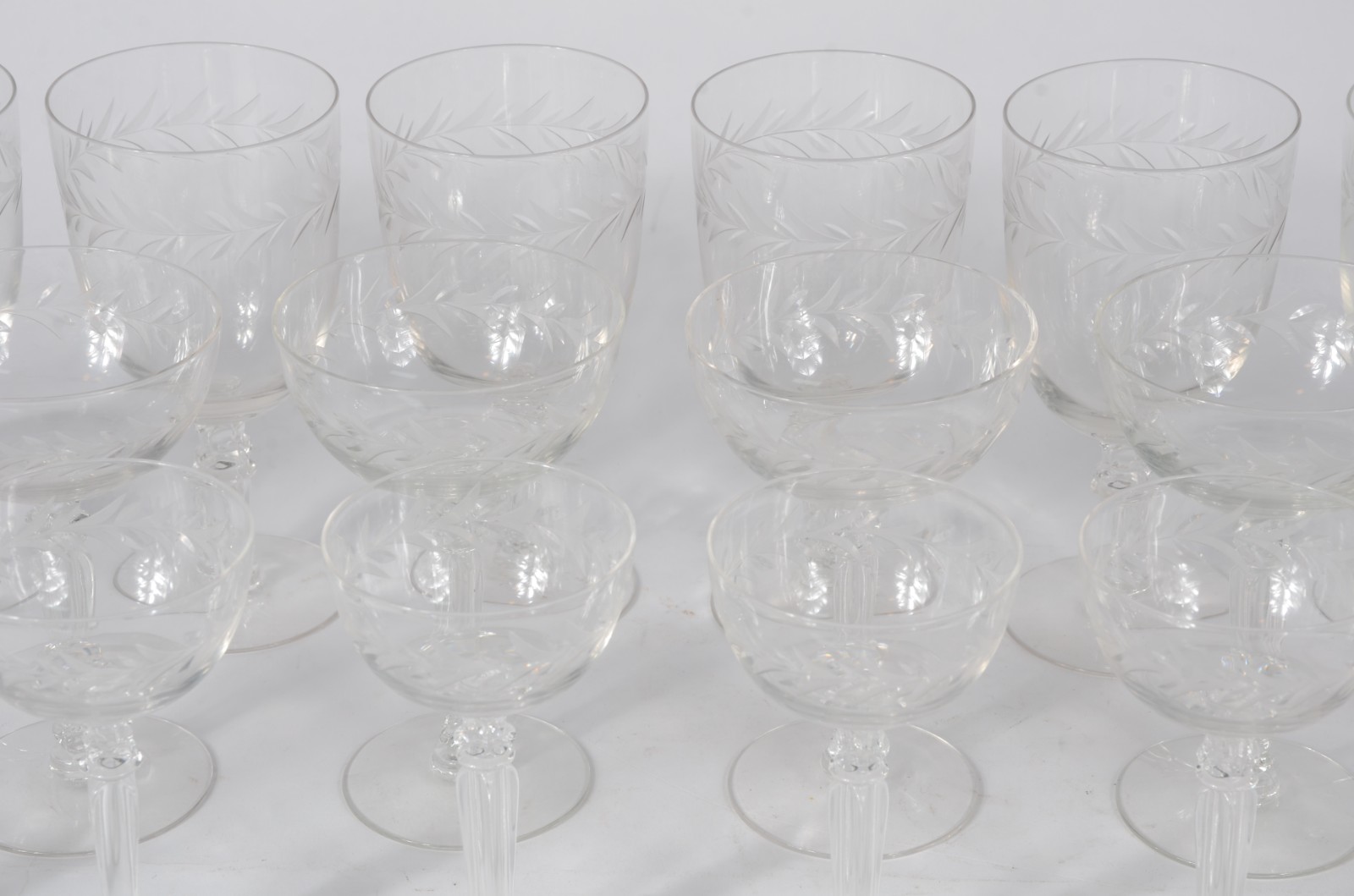 Serviço de cristal lapidado composto de: 6 taças para champagne, 6... - foto 2 de 4
