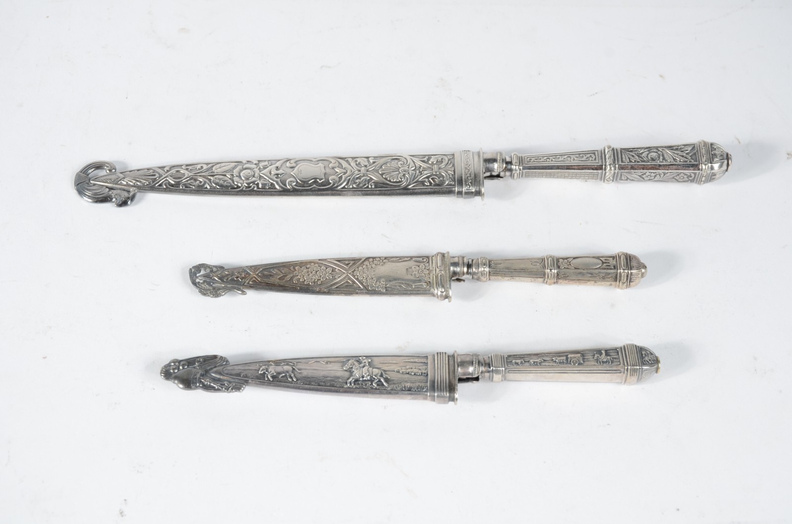 Tres facas com bainhas de metal prateado - foto 1 de 3