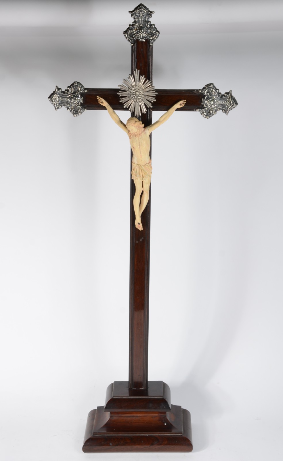 Belíssimo crucifixo de jacarandá com figura de Cristo ricamente... - foto 1 de 9