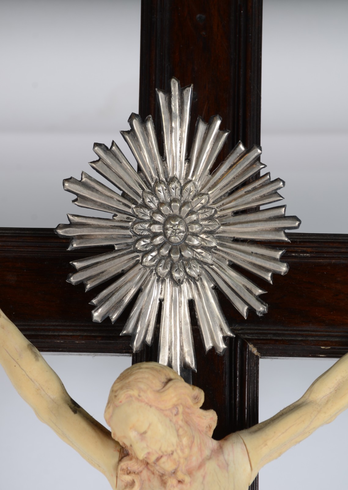 Belíssimo crucifixo de jacarandá com figura de Cristo ricamente... - foto 3 de 9