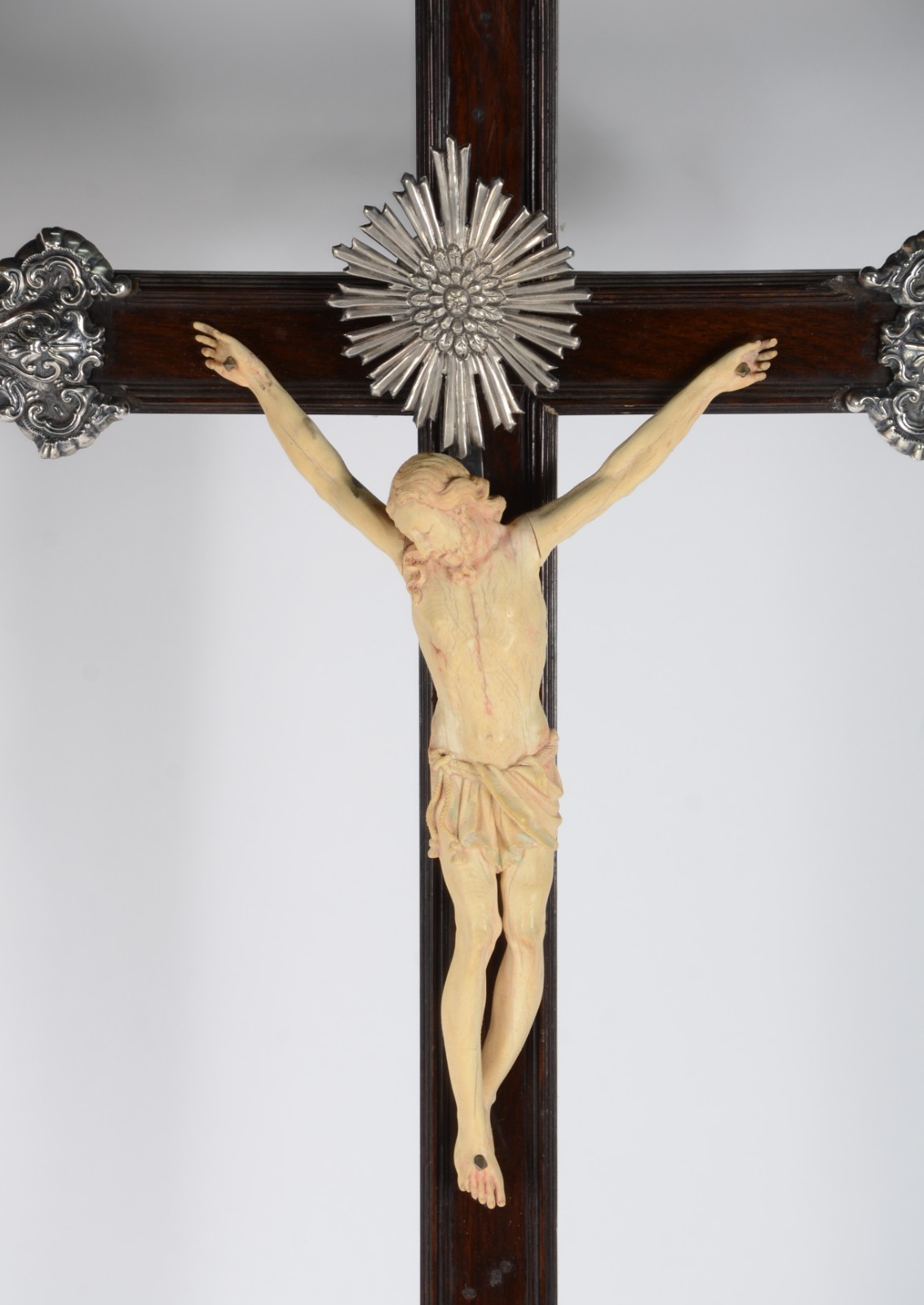 Belíssimo crucifixo de jacarandá com figura de Cristo ricamente... - foto 2 de 9