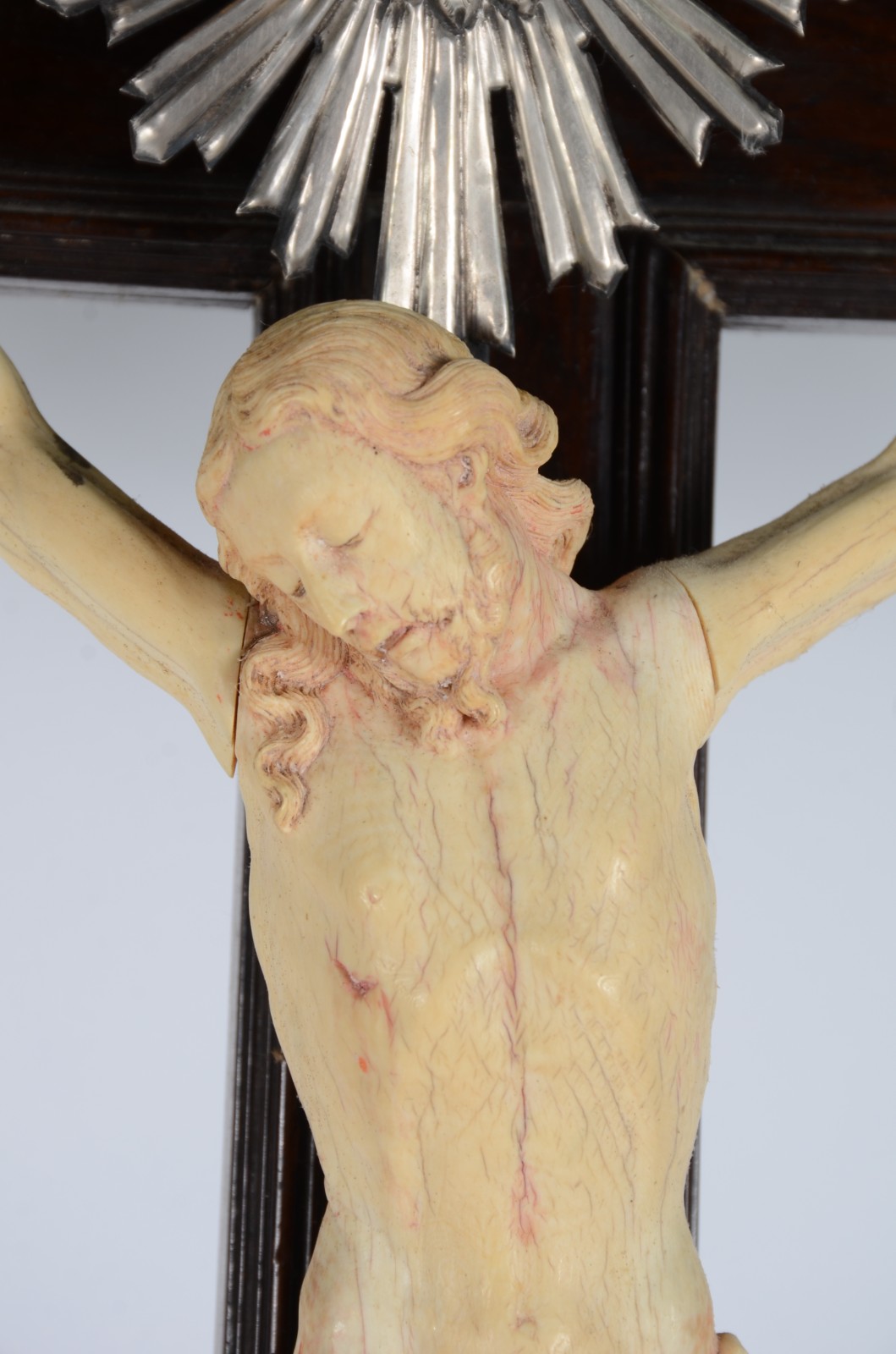 Belíssimo crucifixo de jacarandá com figura de Cristo ricamente... - foto 4 de 9