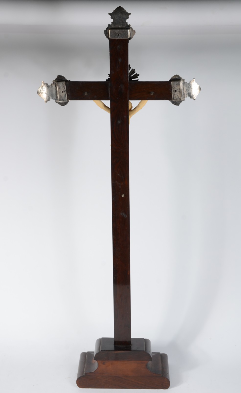 Belíssimo crucifixo de jacarandá com figura de Cristo ricamente... - foto 8 de 9