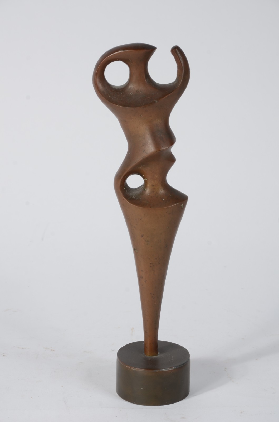Escultura de bronze representando figura estilizada. Base de mármore. - foto 1 de 8