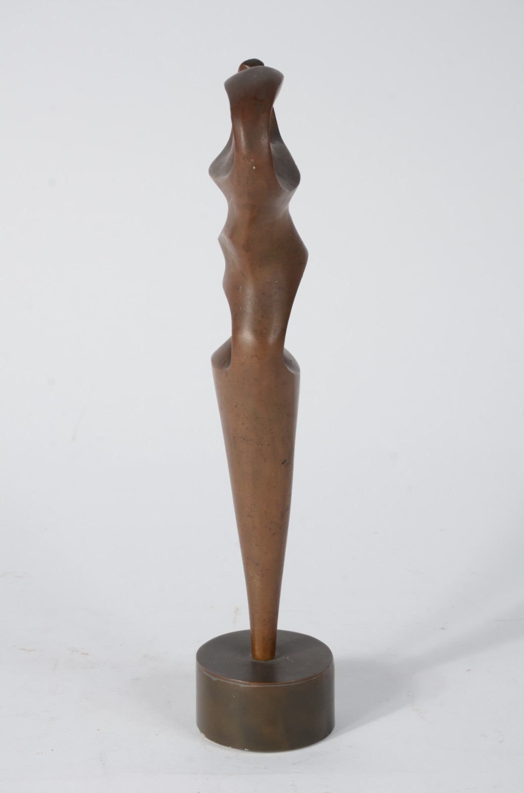Escultura de bronze representando figura estilizada. Base de mármore. - foto 4 de 8