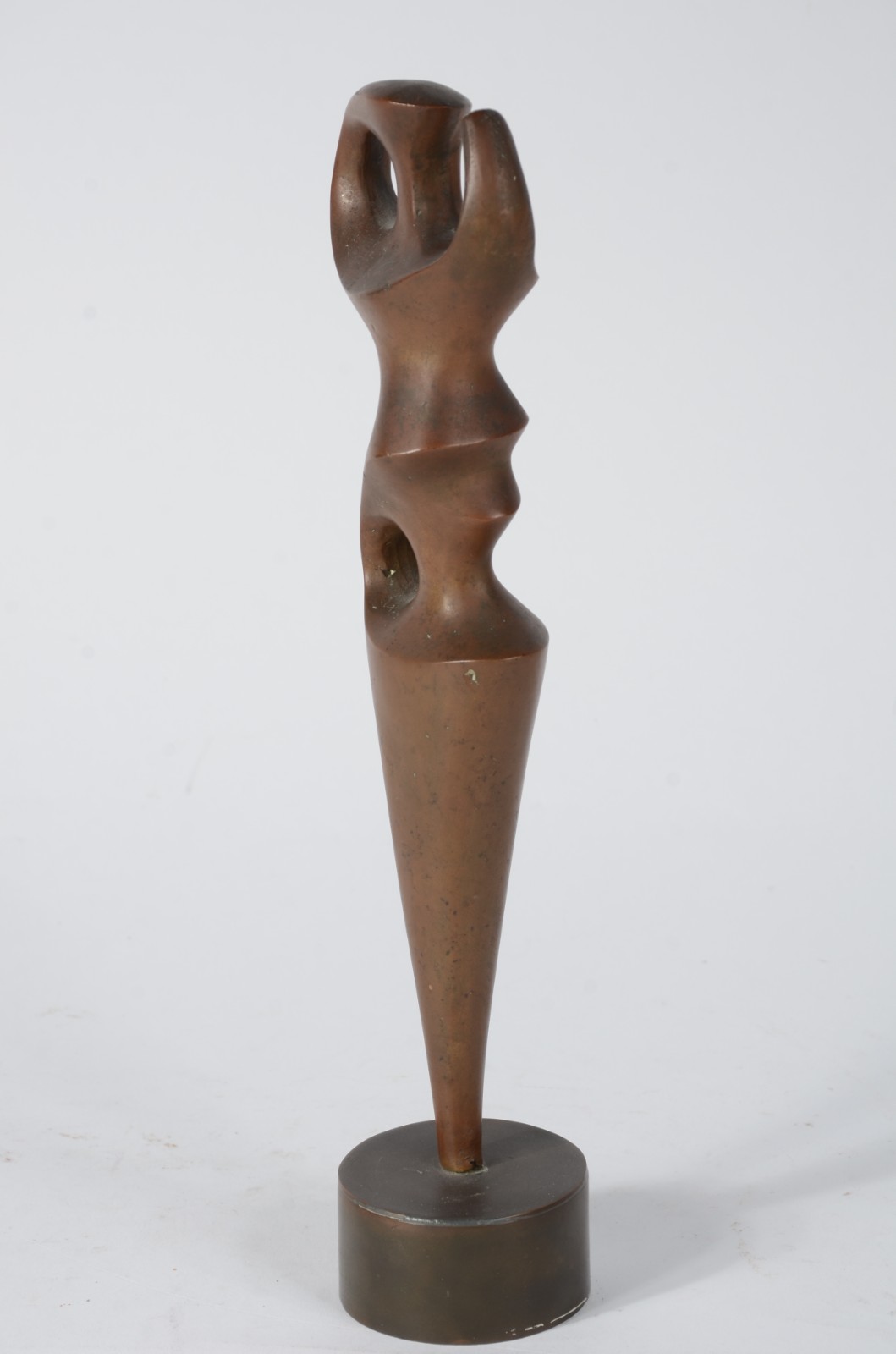 Escultura de bronze representando figura estilizada. Base de mármore. - foto 7 de 8