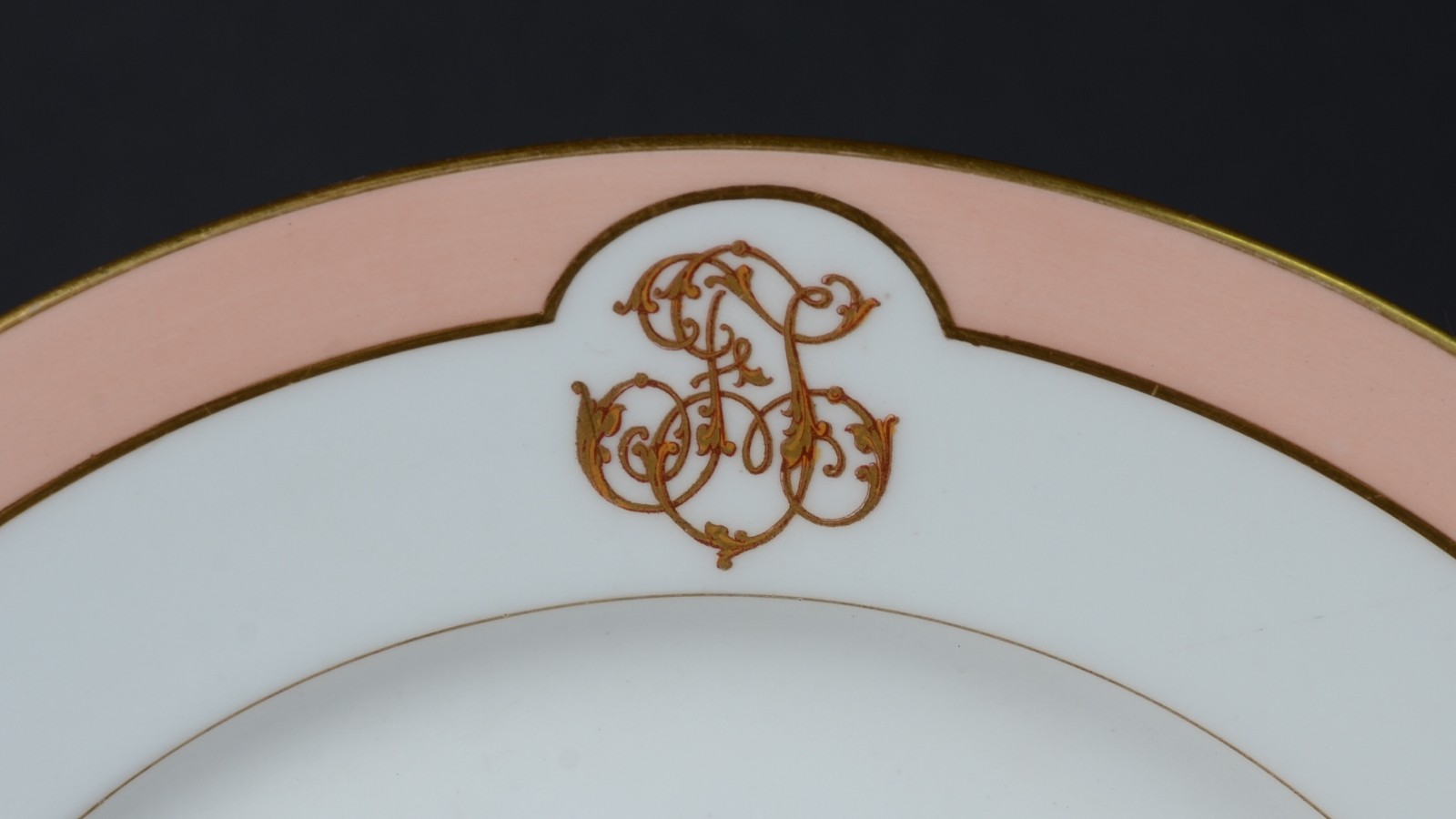 Prato de porcelana francesa Ch.Pillivuyt, borda com tarja na cor... - foto 3 de 5