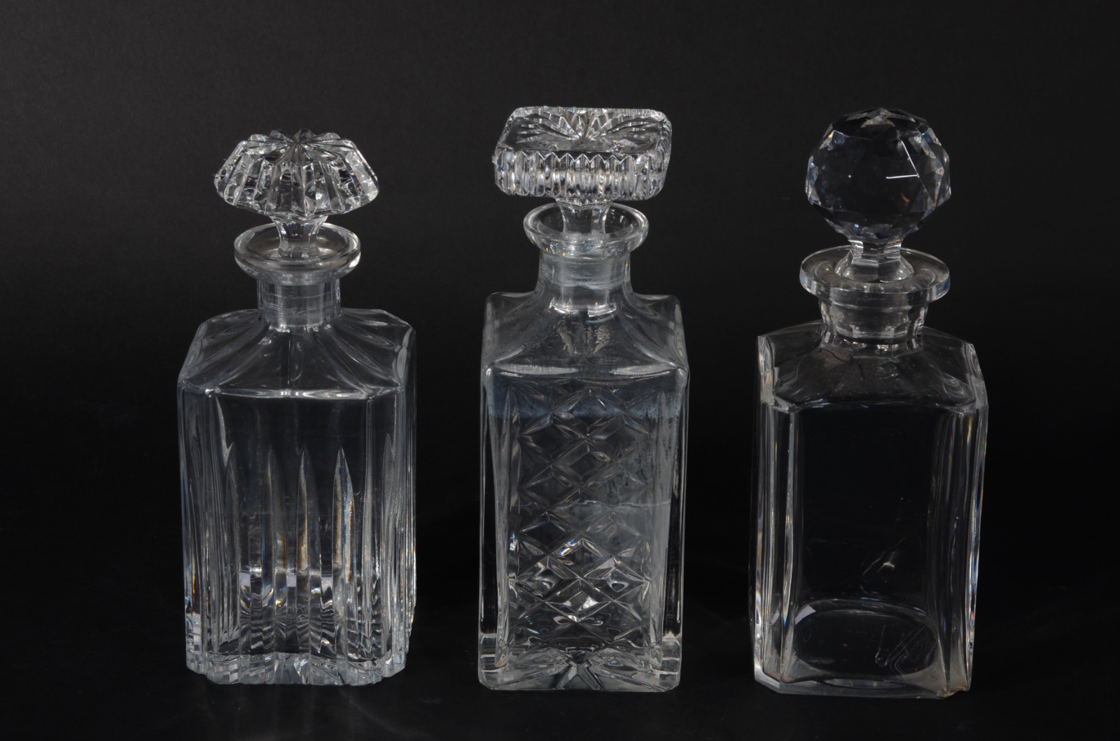 Tres garrafas de cristal europeu lapidado (uma delas com mofo e a... - foto 1 de 6