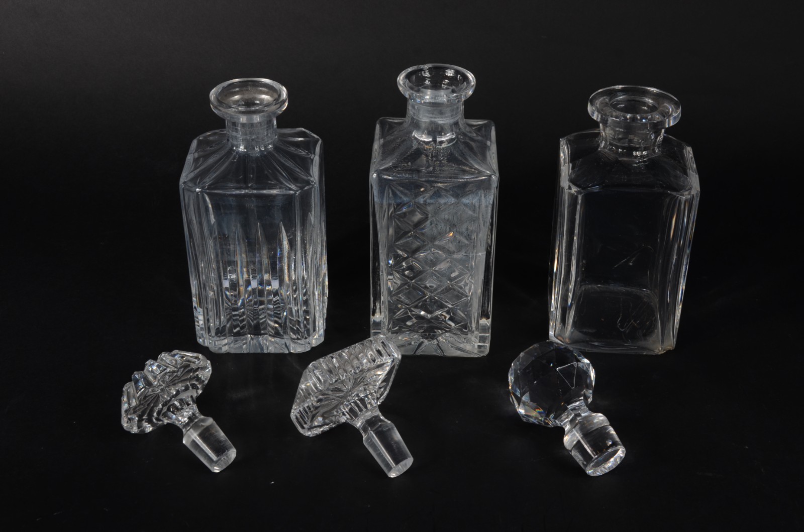 Tres garrafas de cristal europeu lapidado (uma delas com mofo e a... - foto 2 de 6