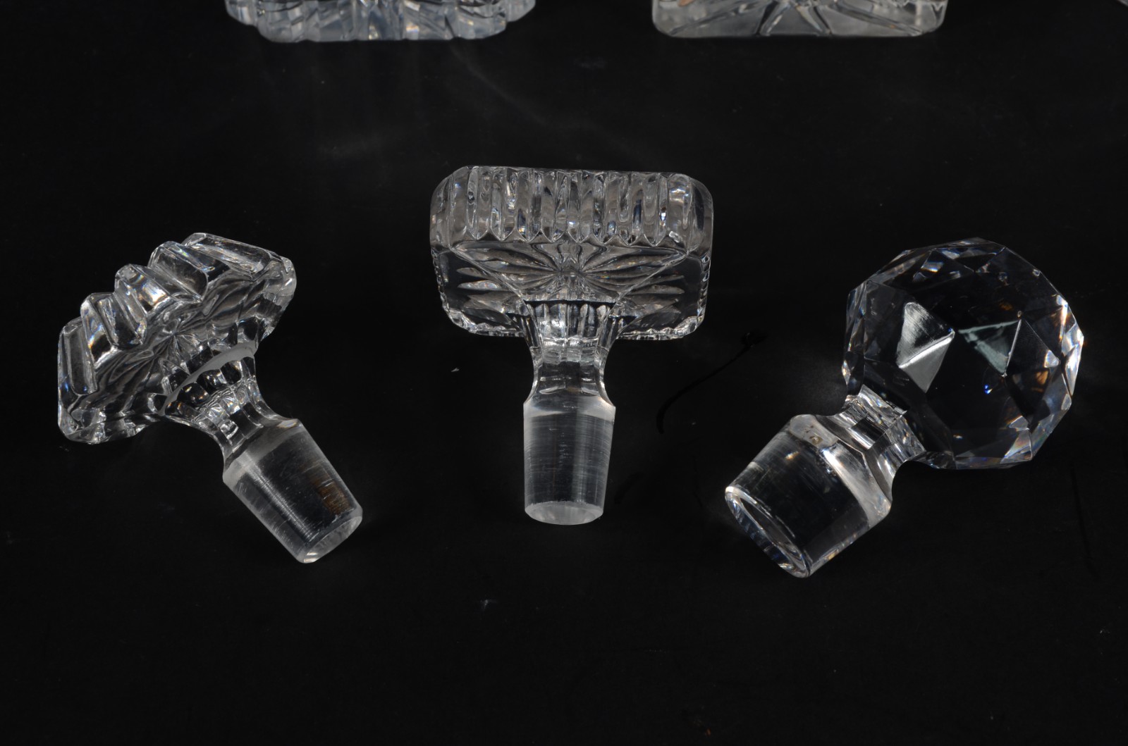 Tres garrafas de cristal europeu lapidado (uma delas com mofo e a... - foto 3 de 6