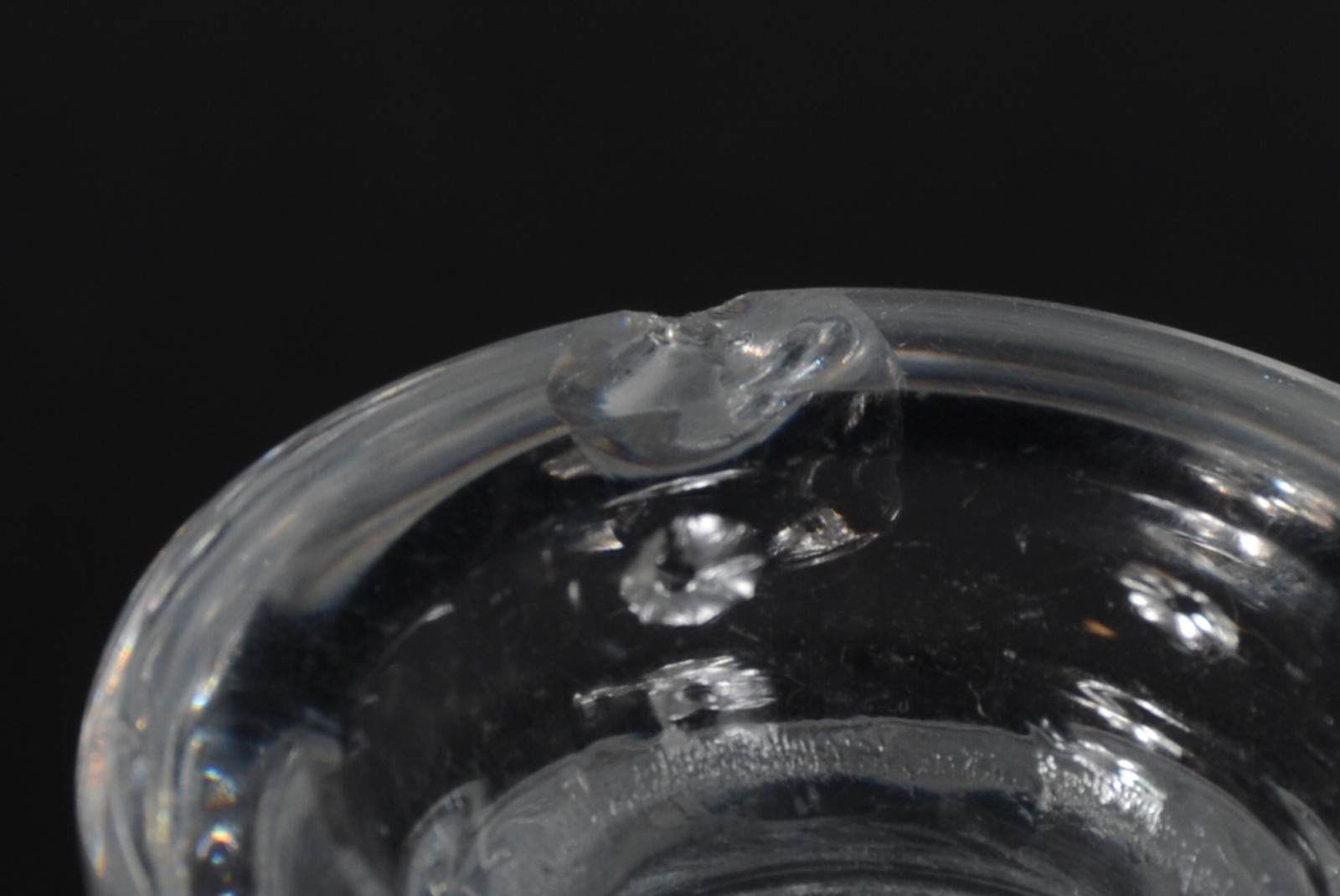 Tres garrafas de cristal europeu lapidado (uma delas com mofo e a... - foto 5 de 6
