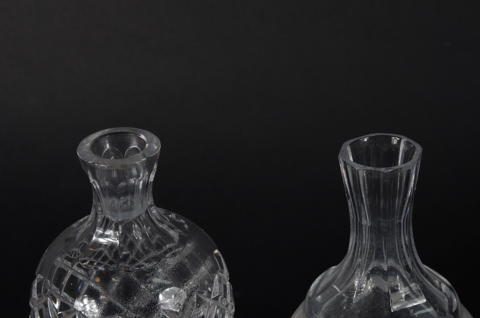 Duas garrafas de cristal europeu lapidado ( uma delas com mofo) - foto 3 de 5