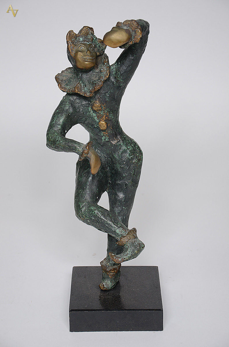 Escultura em bronze representando pierrot. Altura total 50 cm. - foto 1 de 2