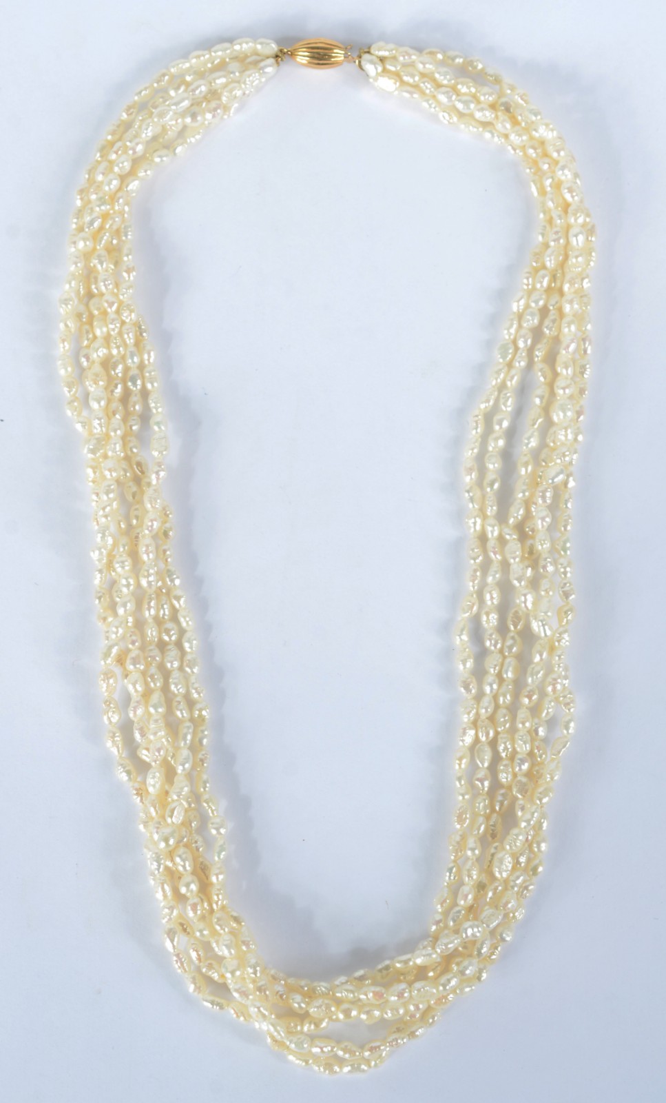 Colar de perolas "grão de arroz" com fecho de ouro 18k. (Por motivos... - foto 2 de 4