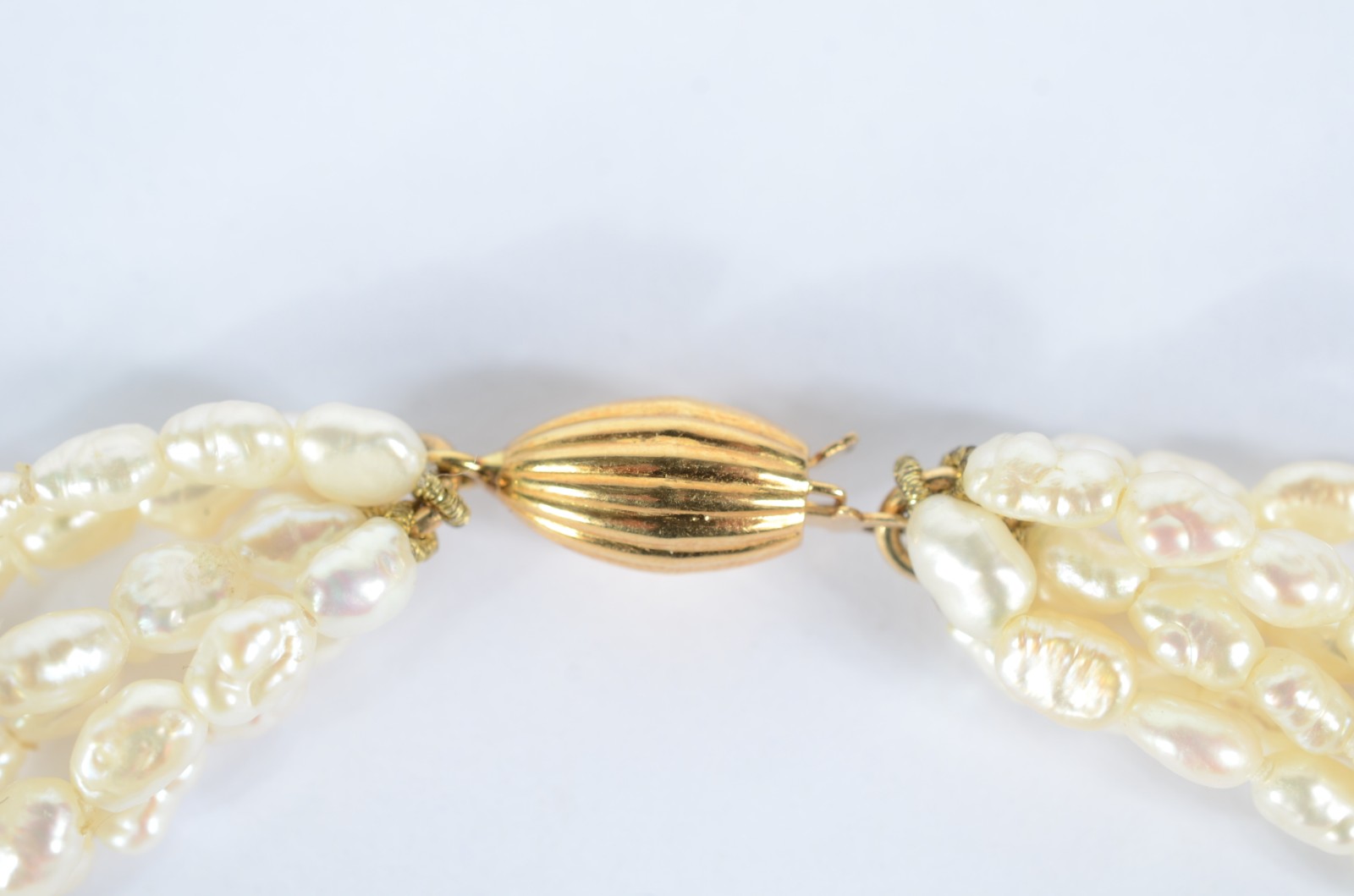 Colar de perolas "grão de arroz" com fecho de ouro 18k. (Por motivos... - foto 3 de 4