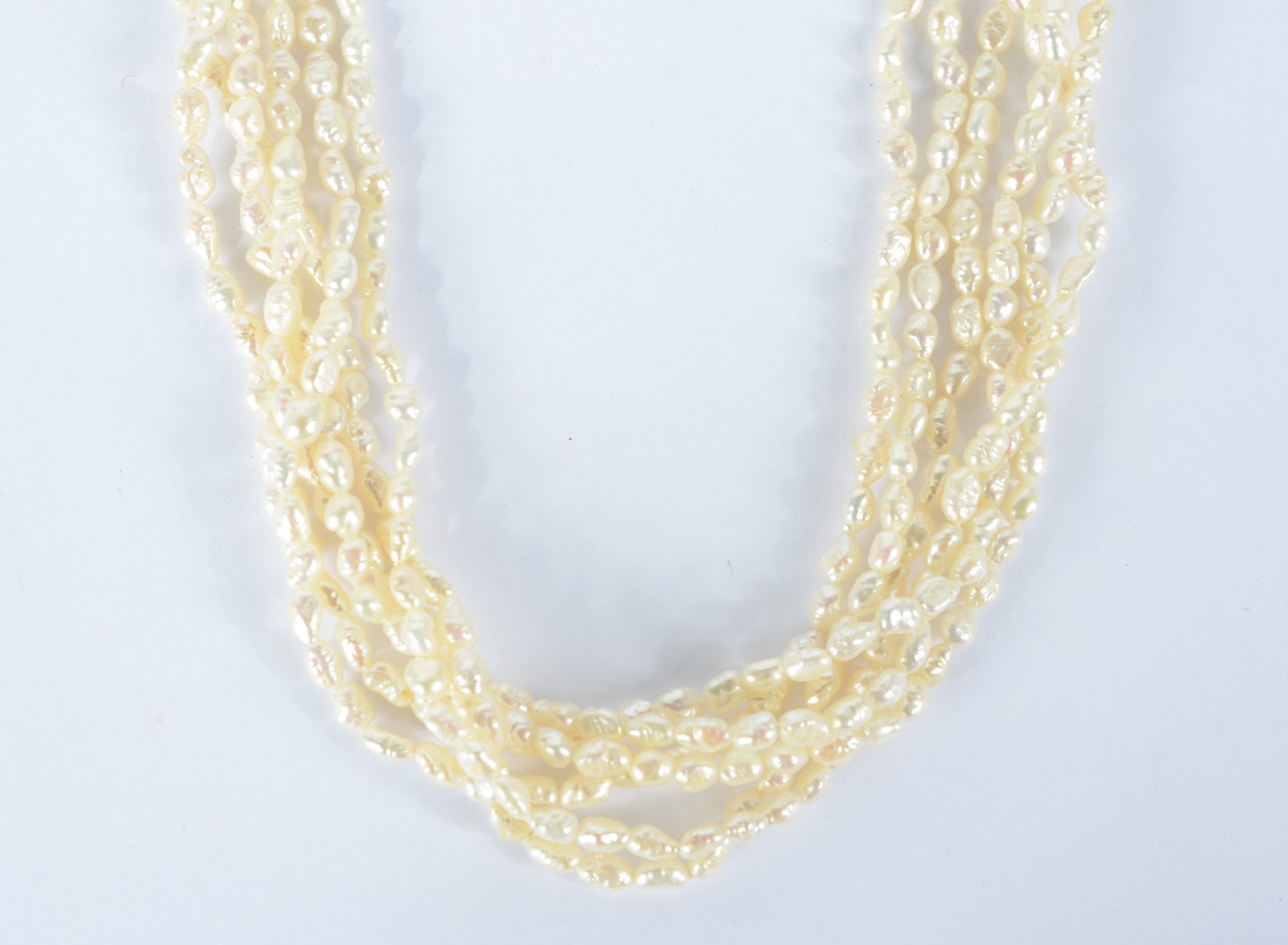 Colar de perolas "grão de arroz" com fecho de ouro 18k. (Por motivos... - foto 1 de 4