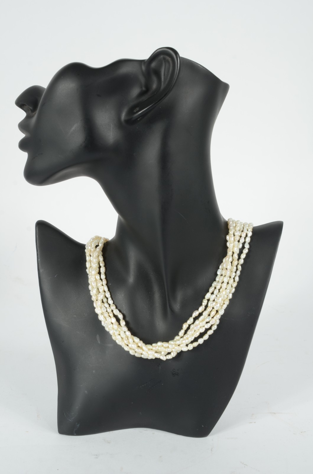 Colar de perolas "grão de arroz" com fecho de ouro 18k. (Por motivos... - foto 4 de 4