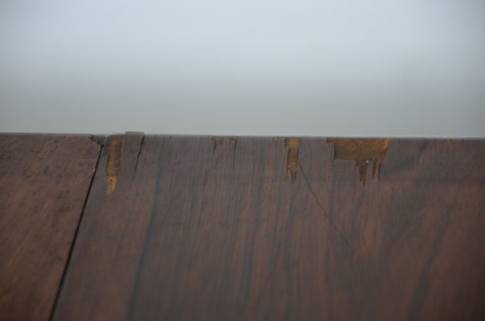 Mesa de jantar de madeira nobre, estilo Luis XV, tampo retangular com... - foto 9 de 11