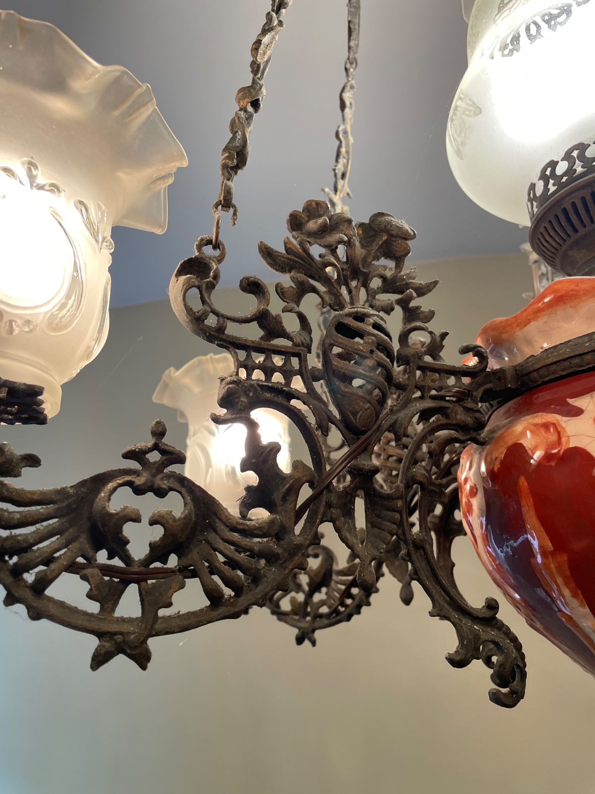 Lustre de metal com bojo de cerâmica para 6 luzes, mangas de vidro... - foto 3 de 6