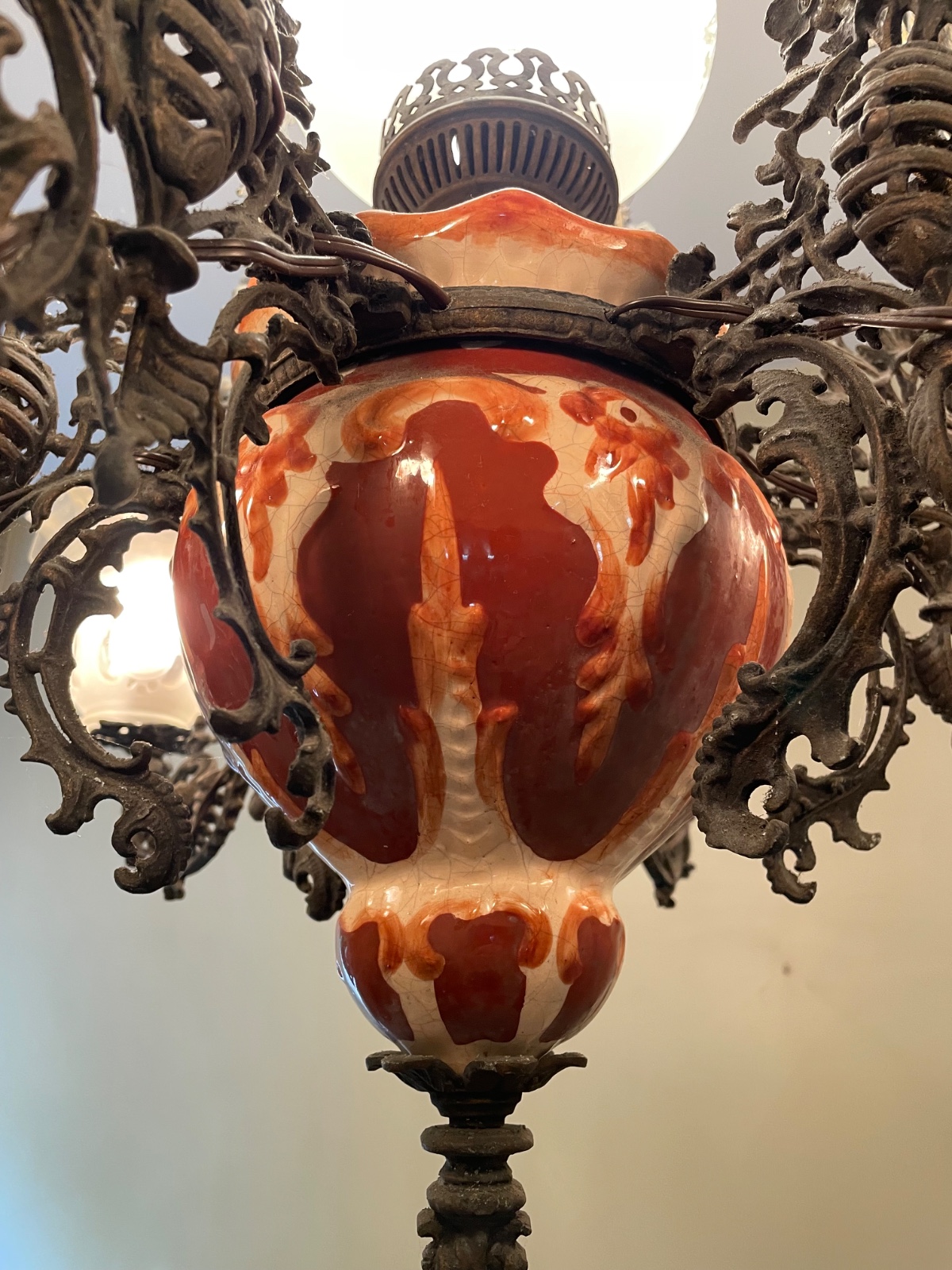 Lustre de metal com bojo de cerâmica para 6 luzes, mangas de vidro... - foto 2 de 6