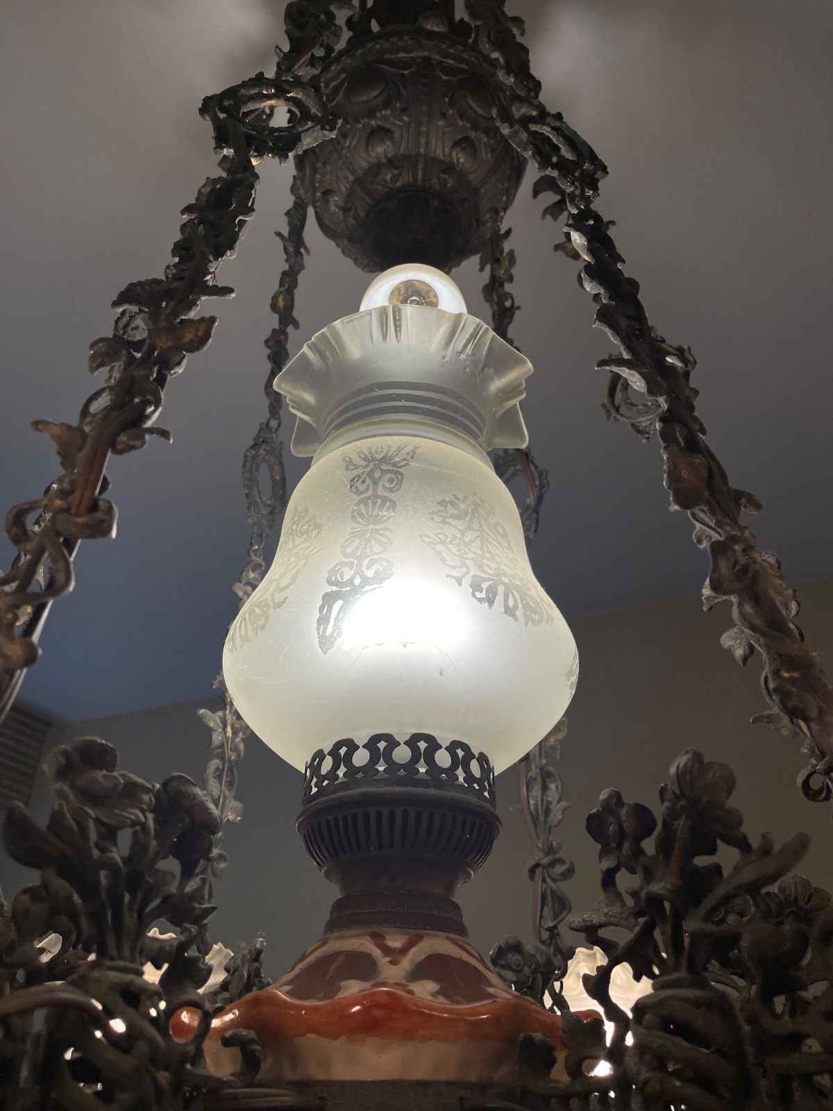 Lustre de metal com bojo de cerâmica para 6 luzes, mangas de vidro... - foto 4 de 6