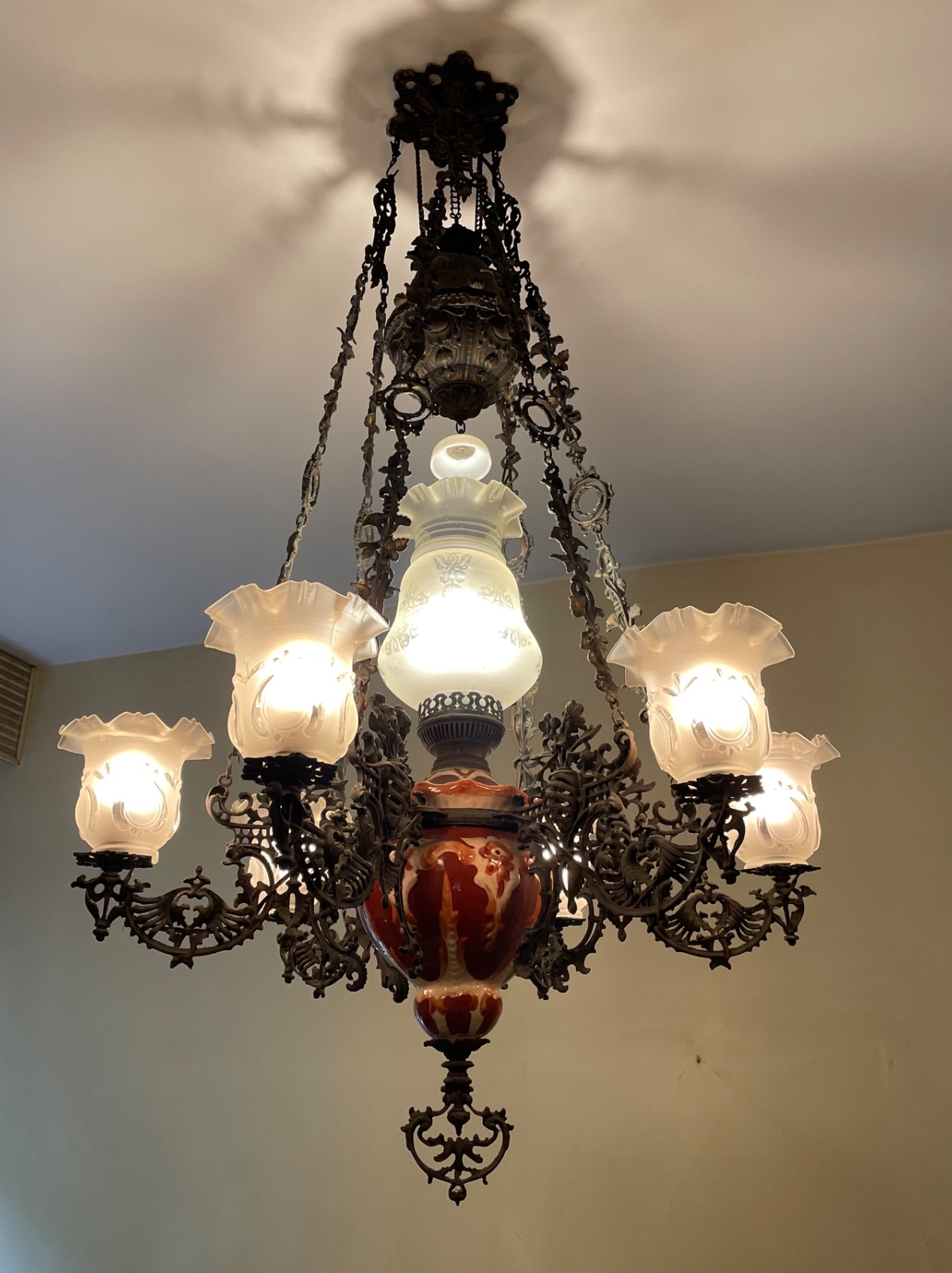 Lustre de metal com bojo de cerâmica para 6 luzes, mangas de vidro... - foto 1 de 6