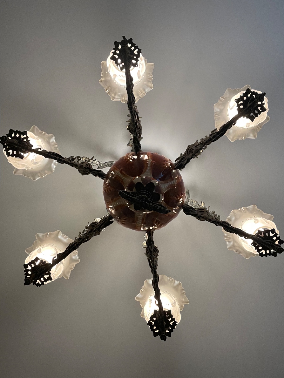 Lustre de metal com bojo de cerâmica para 6 luzes, mangas de vidro... - foto 5 de 6