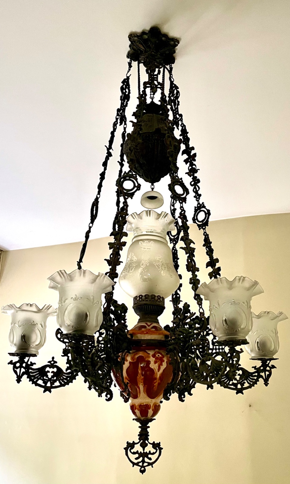 Lustre de metal com bojo de cerâmica para 6 luzes, mangas de vidro... - foto 6 de 6
