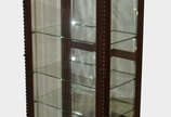 Vitrine de madeira nobre com laterais e porta d... - Vitrine de madeira nobre com laterais e porta de cristal bisotado , 4 prateleiras  de vidro e fundo espelhado