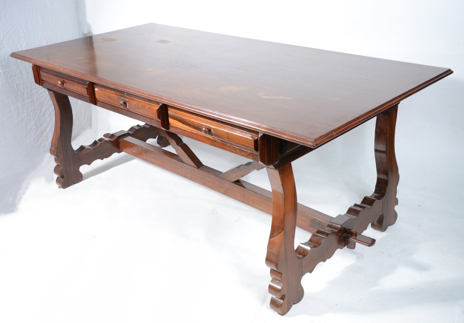 Mesa de jantar em madeira nobre, tampo retangular com 6 gavetas... - foto 1 de 10