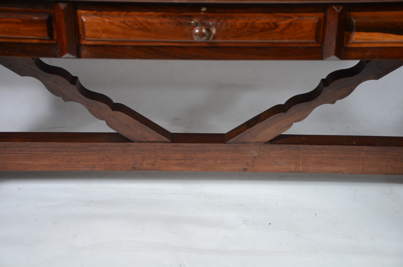 Mesa de jantar em madeira nobre, tampo retangular com 6 gavetas... - foto 4 de 10