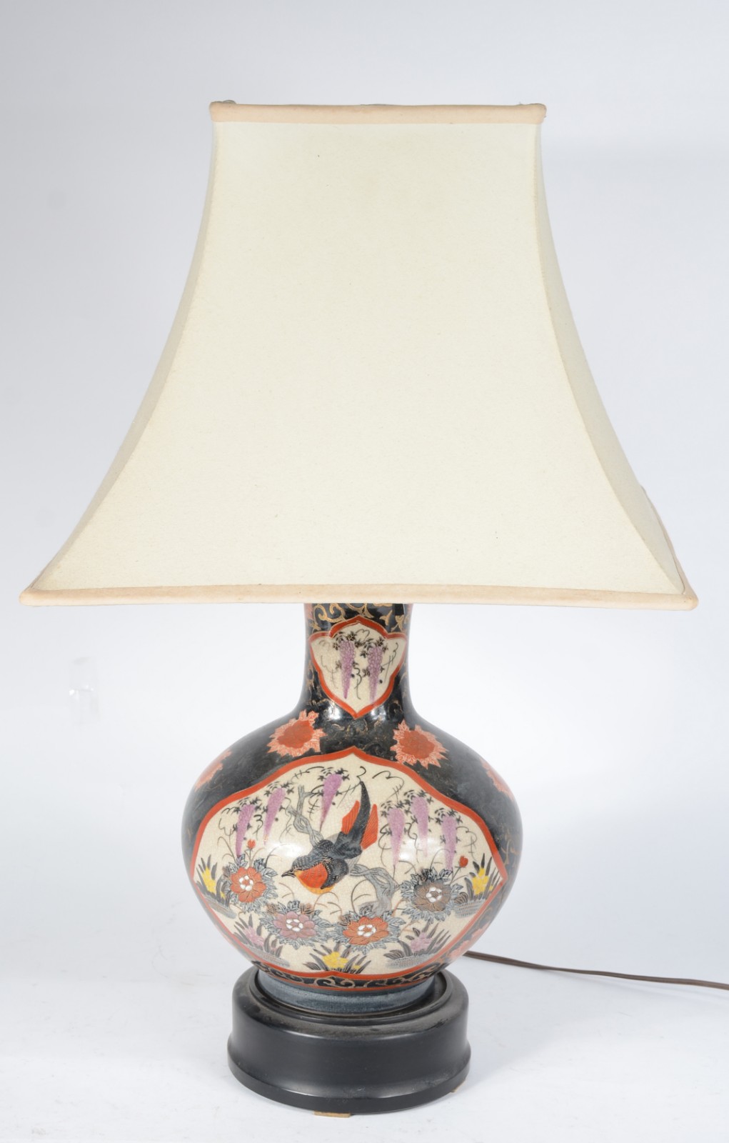 Abatjour de porcelana oriental decorada com pássaro e flores em... - foto 1 de 5
