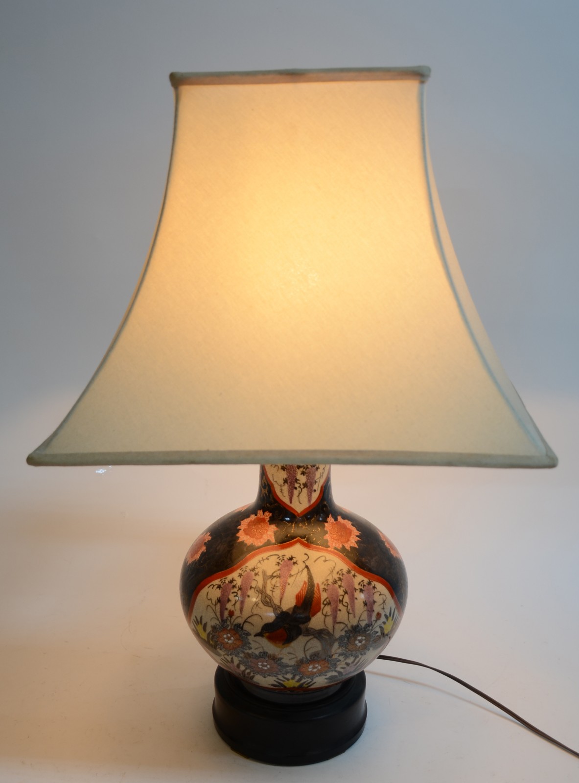 Abatjour de porcelana oriental decorada com pássaro e flores em... - foto 2 de 5